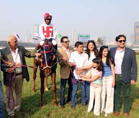 Trainer Rehanullah Khan (left) leading in Don Julio (Sandesh up), winner of Dr I C Nagree Trophy at Mumbai on Sunday.
